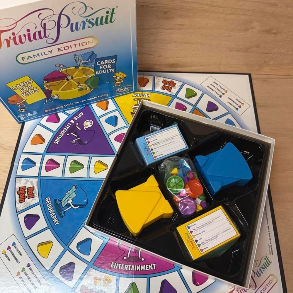 Trivial Pursuit Family Edition Board Game Kids & Adults